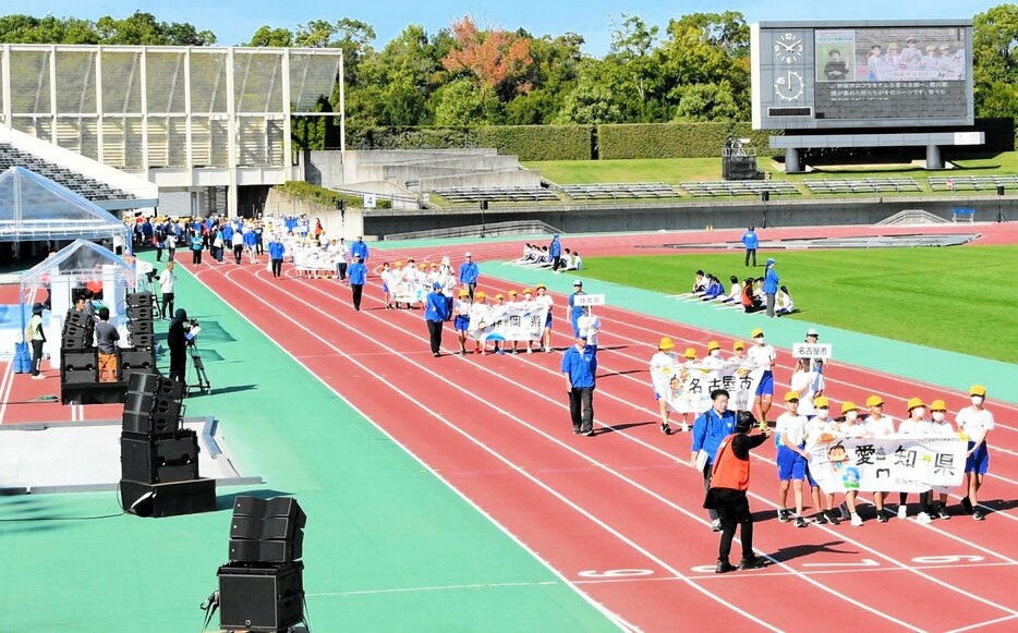 着々と準備が進む総合開会式会場＝１８日、鳥取市布勢のヤマタスポーツパーク陸上競技場