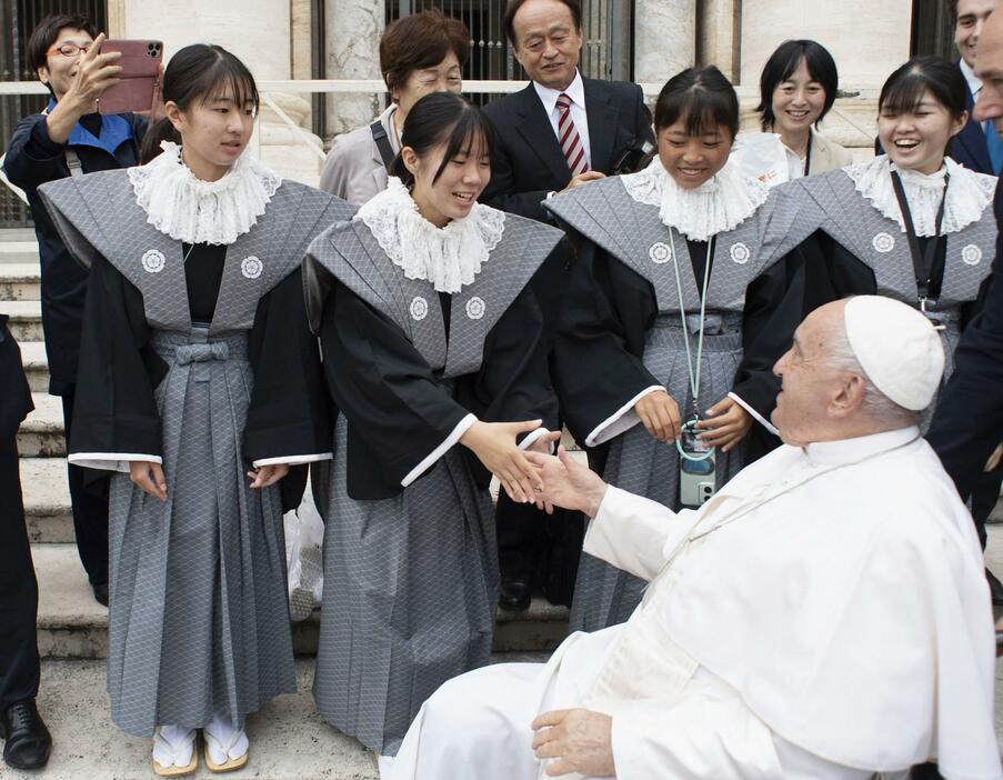 バチカンでローマ教皇フランシスコ（右手前）と握手する長崎県南島原市の中学生ら＝23日（（C）Vatican　Media提供・共同）