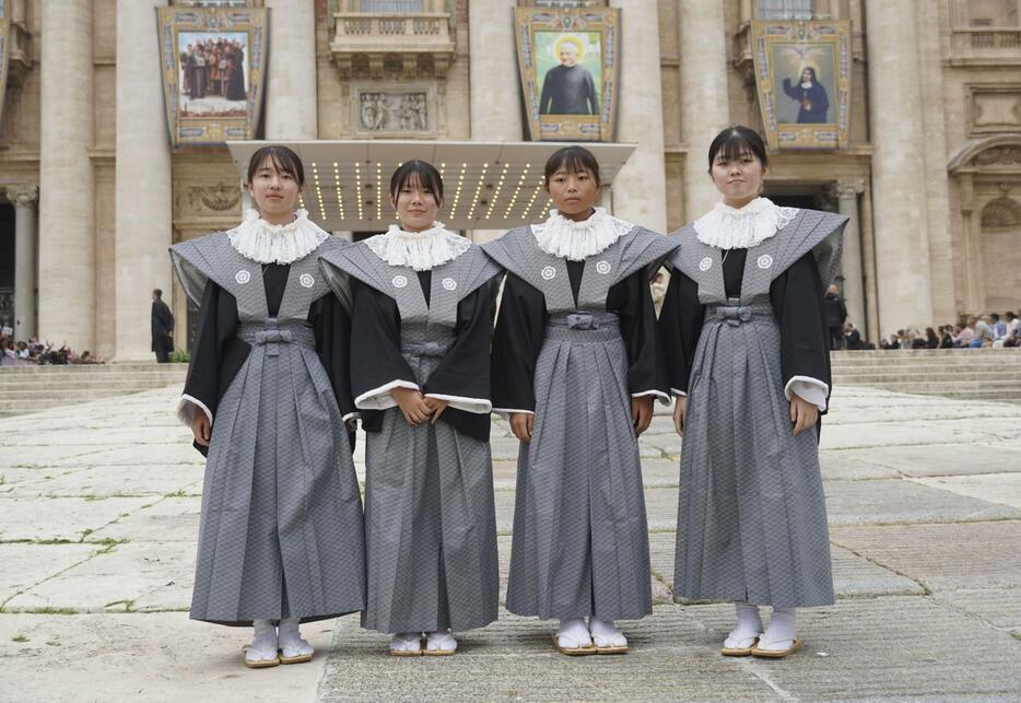 ローマ教皇フランシスコの一般謁見に参列後、写真に納まる長崎県南島原市の中学生ら＝23日、バチカン（共同）