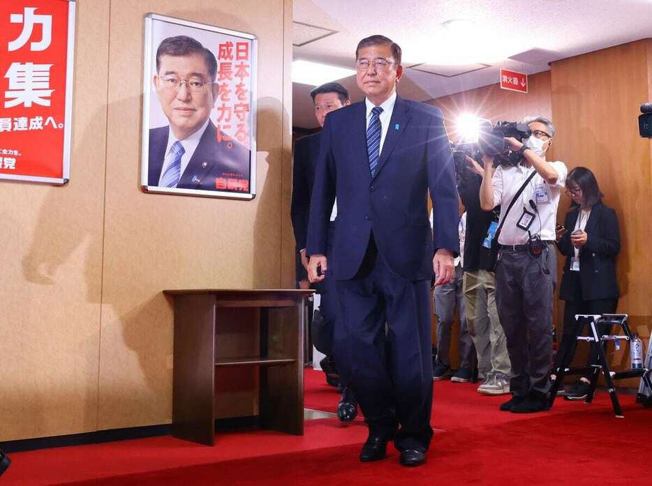 党本部を出る自民党総裁の石破茂首相=28日午前、東京・永田町の党本部（岩崎叶汰撮影）