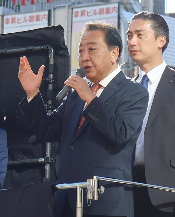 街頭演説する立憲民主党の野田佳彦代表＝２０日午後、東京都板橋区