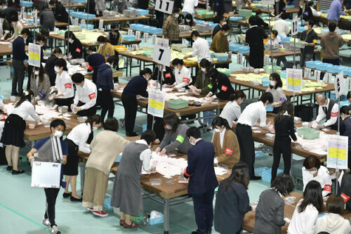 衆院選の開票作業で票を数える職員ら（２０２１年撮影、東京都新宿区で）