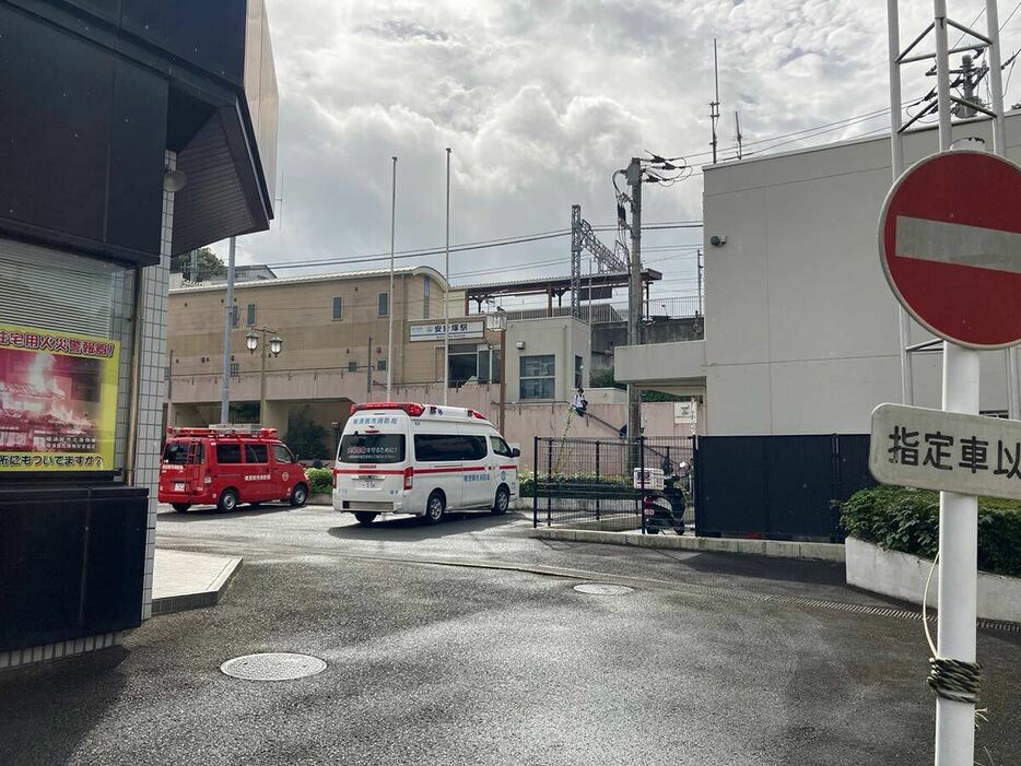 人身事故が発生した京急線安針塚駅＝２３日、横須賀市