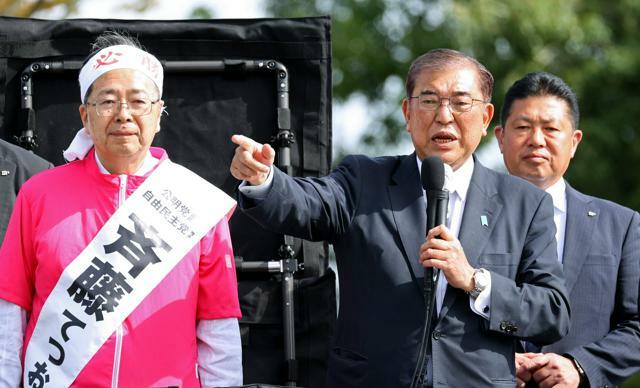 斉藤鉄夫氏（左）の応援演説をする自民党の石破茂総裁=2024年10月24日午前10時58分、広島市安佐南区、上田潤撮影