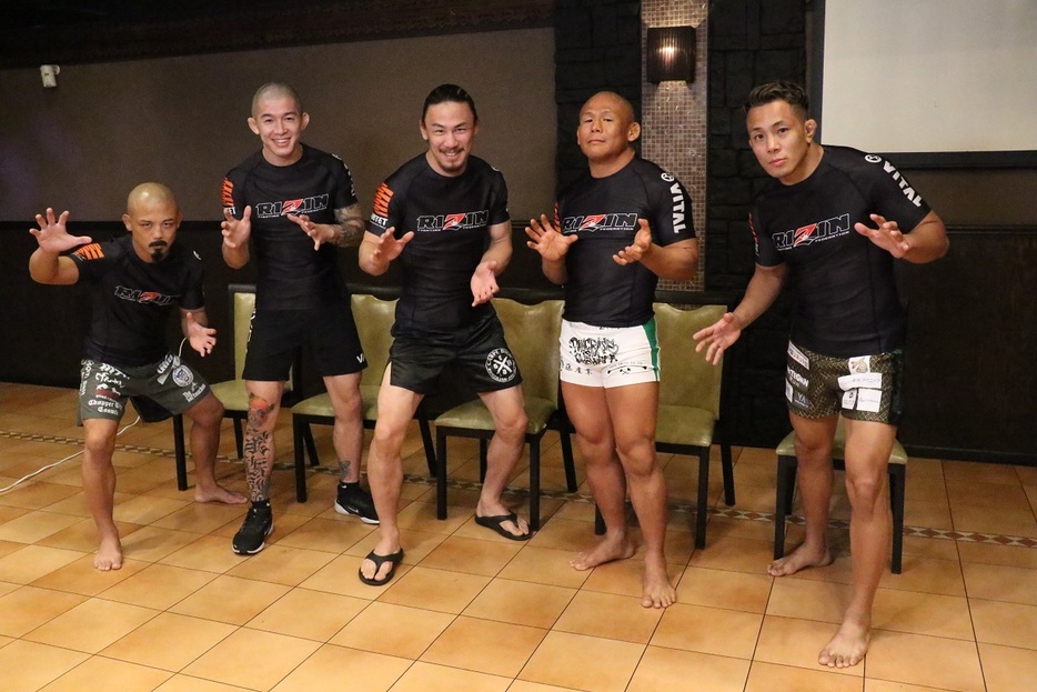 「TEAM RIZIN」の倉本、横山、矢地、北岡、新居（左から）