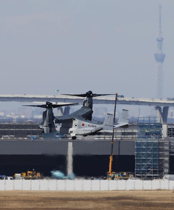 陸上自衛隊木更津駐屯地を離陸する輸送機V22オスプレイ＝3月21日、千葉県木更津市