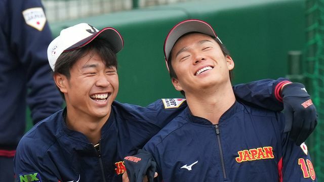 笑顔を見せる高橋宏斗投手（左）と山本由伸投手（右）【写真：日刊スポーツ/アフロ】