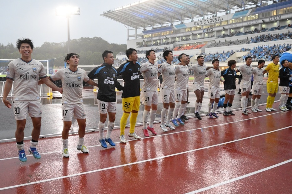 雨の中、声援を届けてくれたサポーターとともに逆転勝利を喜ぶ（写真◎J.LEAGUE）