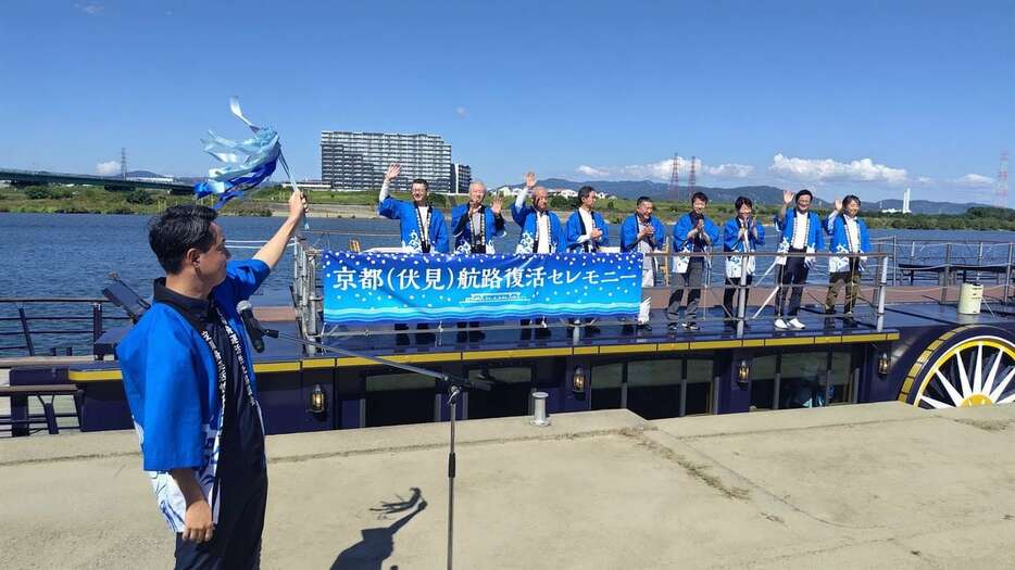 伏見航路の復活を祝う式典の出席者ら＝大阪府枚方市（秋山紀浩撮影）