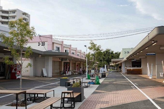 商店街の北側。こちらはまだ空き店舗も多め。滞留できる、おしゃべりできる場所がのぞまれています（写真撮影／片山貴博）