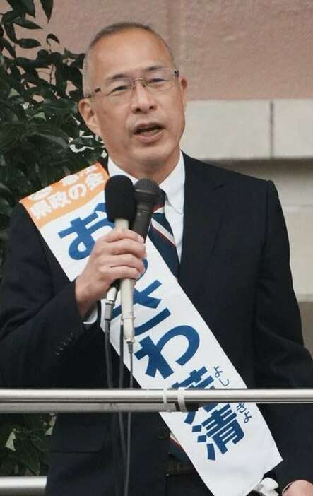 第一声を行う大沢芳清氏＝31日午前、神戸市中央区（安田麻姫撮影）