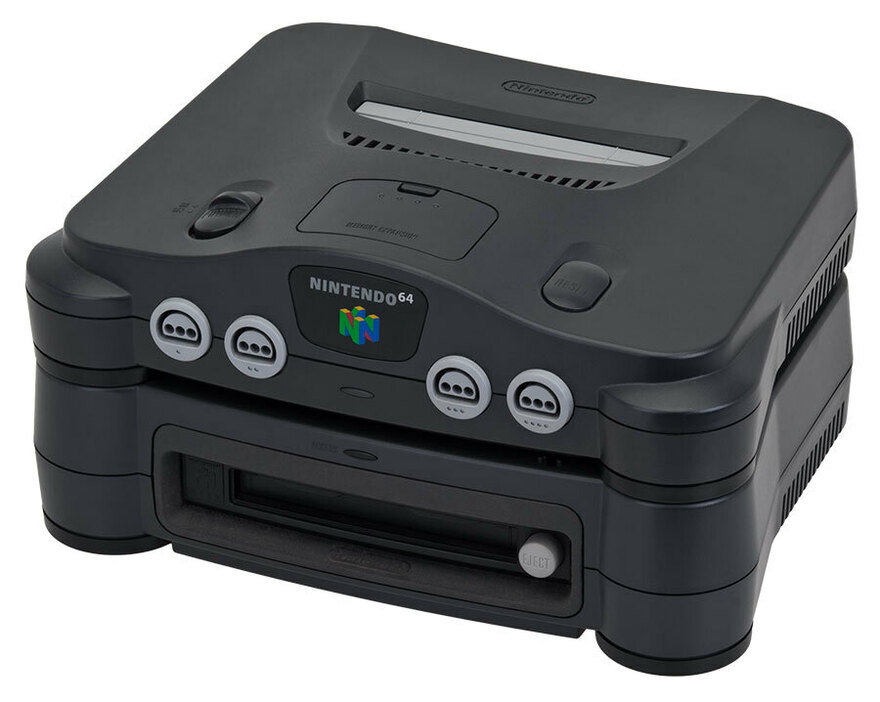 NINTENDO64と64DD。（画像：Evan-Amos、CC BY-SA 3.0〈https://creativecommons.org/licenses/by-sa/3.0〉、via Wikimedia Commons）