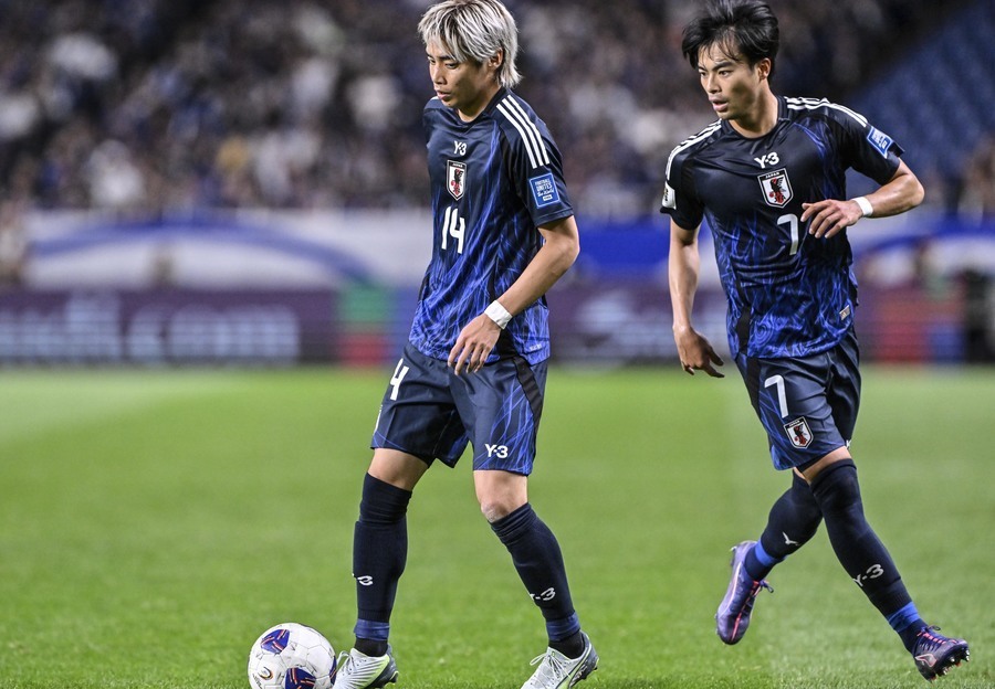 サッカー日本代表の伊東純也と三笘薫。左右では対照的な内容となった　撮影：中地拓也