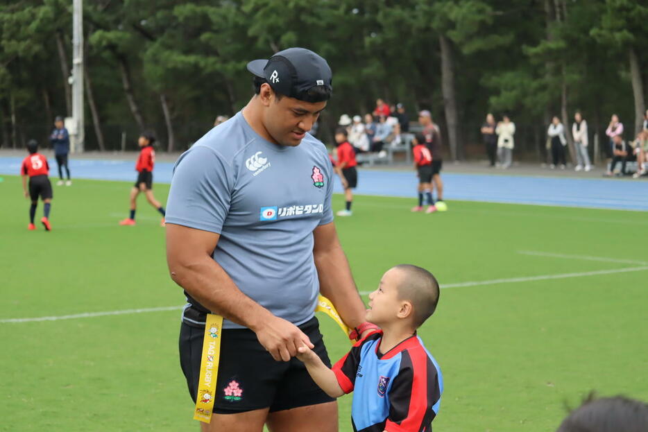 20日、宮崎合宿で子どもと交流する日本代表オペティ・ヘル　（C）JRFU