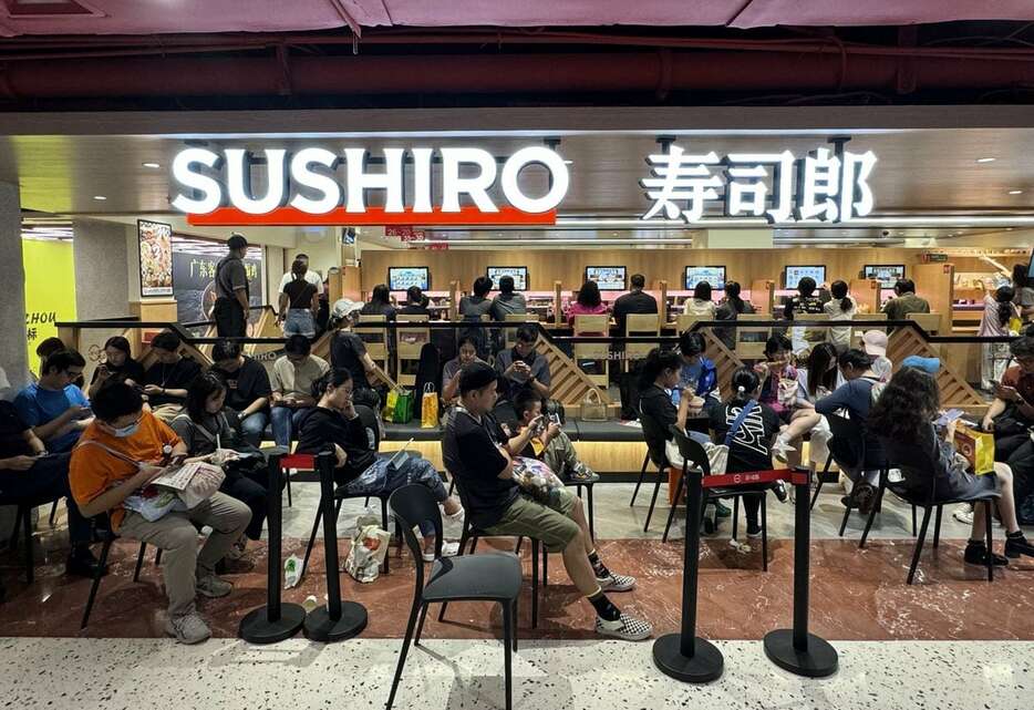 北京中心部の繁華街、西単にある回転ずし大手「スシロー」の店舗＝9月（三塚聖平撮影）