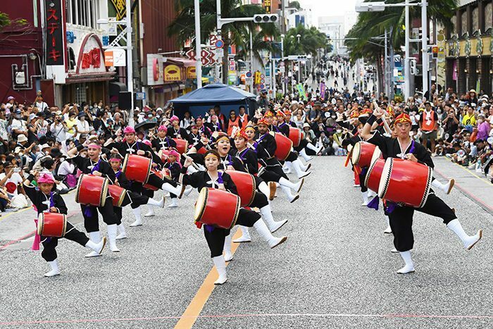 各団体の勇壮な演舞で盛り上がる「一万人のエイサー踊り隊」＝20日午後、那覇市の国際通り（ジャン松元撮影）