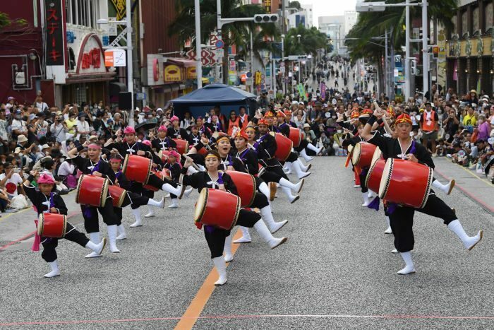 各団体の勇壮な演舞で盛り上がる「一万人のエイサー踊り隊」＝20日午後、那覇市の国際通り（ジャン松元撮影）