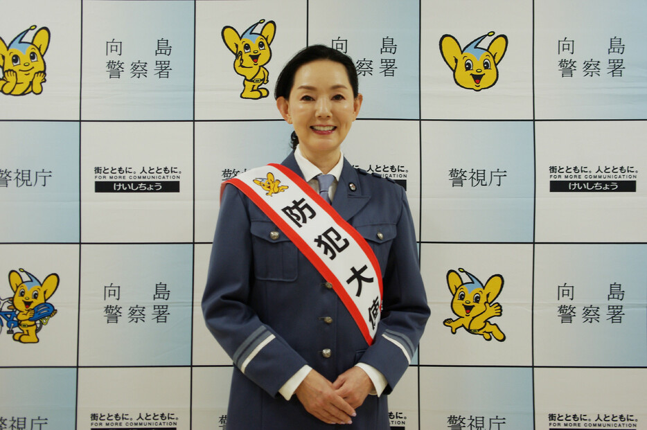 警視庁向島署は１６日、東京都墨田区で防犯イベントを行った。俳優のとよた真帆さんと落語家の桂竹千代さんを迎え、出前寄席やクイズを通じて特殊詐欺などへの注意を呼び掛けた。