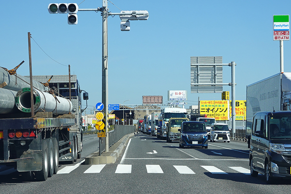 四日市港に近い国道23号はとにかく大型車が多い。渋滞も慢性的だ（乗りものニュース編集部撮影）。