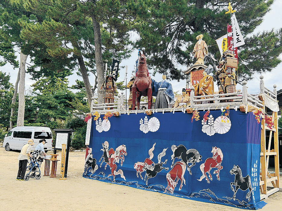 境内に設置された築山＝射水市八幡町の放生津八幡宮