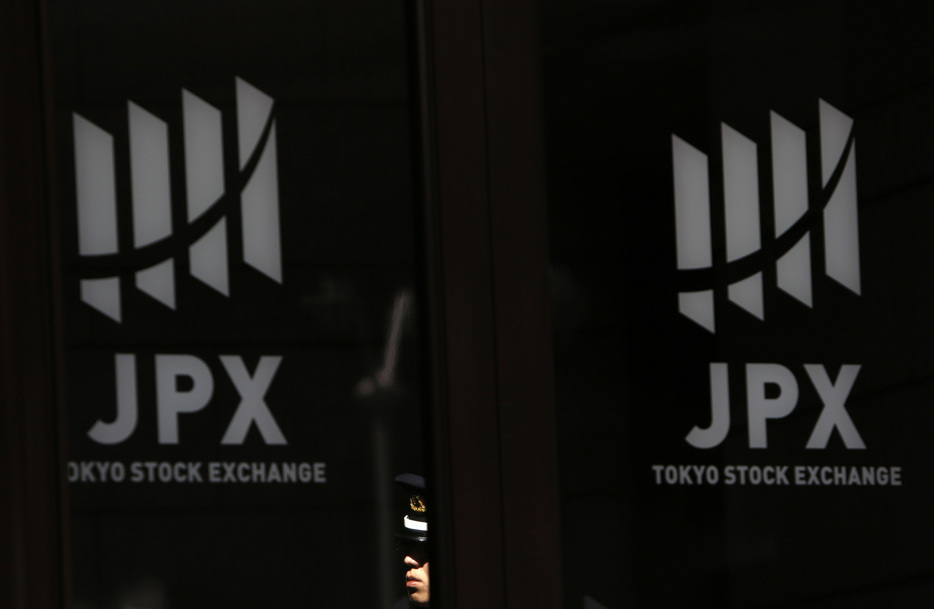 　１０月２３日、日本取引所グループ（ＪＰＸ）は、東証職員が証券取引等監視委員会からインサイダー取引容疑で強制調査を受けたとの一部報道を受け、社員が調査を受けていることは事実で、グループとして引き続き調査に全面的に協力するとのコメントを発表した。写真はＪＰＸのロゴ。２０１５年３月、東証で撮影（２０２４年　ロイター/Yuya Shino）