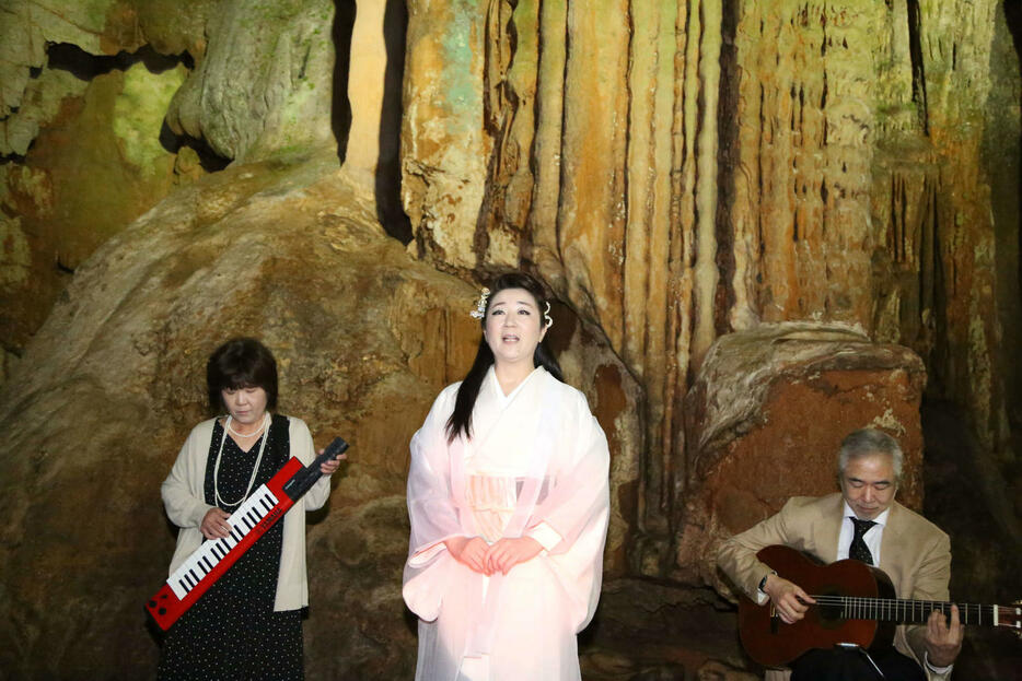 秋芳洞の黄金柱の前で洞窟コンサートを行う入山アキ子（28日、山口・秋芳洞）