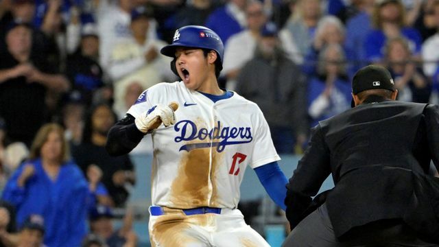 4回ホームにかえり叫ぶドジャースの大谷翔平選手(写真：AP/アフロ)