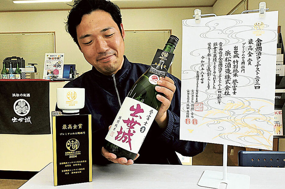 最高金賞を受賞した日本酒を紹介する和久田さん＝浜松市中央区の浜松酒造