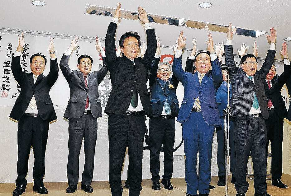 当選が決まり、駆け付けた富山・石川県内の市町長と万歳三唱する菊地氏（左から３人目）＝２０日午後５時４５分、氷見市の氷見水産センター