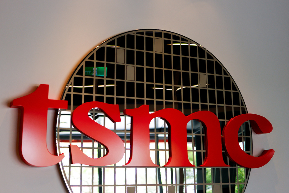 　半導体受託生産の世界最大手、台湾積体電路製造（ＴＳＭＣ）が１７日発表する第３・四半期決算は、人工知能（ＡＩ）向け半導体の需要急拡大を背景に純利益が前年比４０％増加する見通し。写真は同社のロゴ。台湾の新竹で５月撮影（２０２４年　ロイター/Ann Wang）