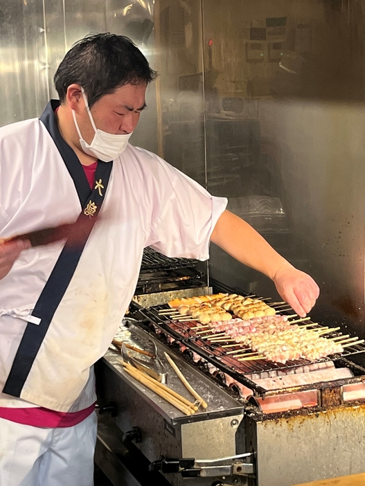 串焼き中の一コマ（撮影／大澤進二）