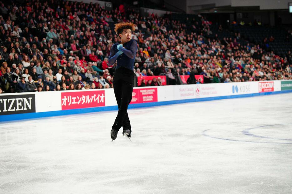 スケートカナダ最終日、男子フリーで演技する佐藤駿＝27日、ハリファクス（USAトゥデー・ロイター＝共同）