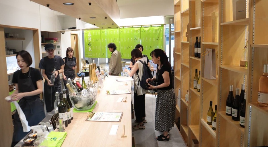 角打ちスペースを備えた永野酒店の博多リバレイン店