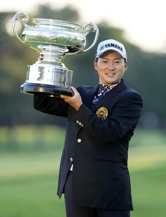 日本オープン選手権で優勝した今平周吾＝東京GC