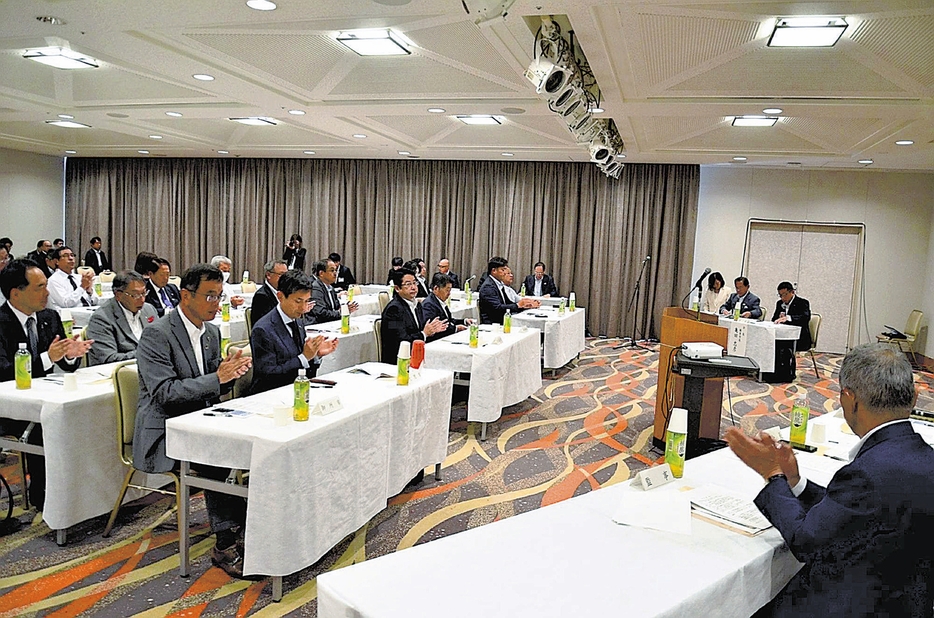 提言書が採択され、拍手する参加者たち（奈良県大和郡山市で）