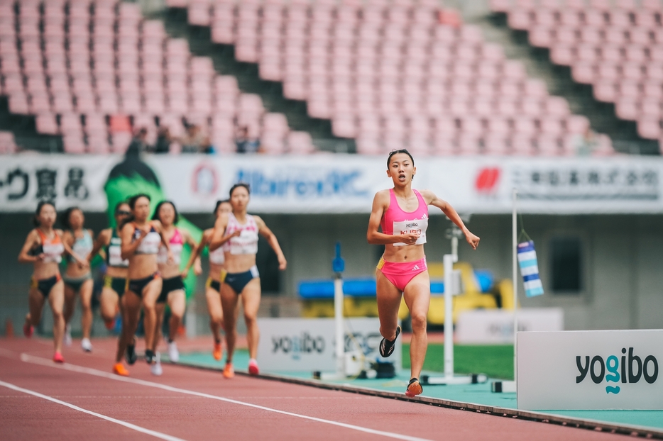 女子800mで2分1秒25で優勝した久保凜＝デンカビッグスワンスタジアム　撮影：嶋田健一／共同通信イメージズ　撮影日：2024/9/29