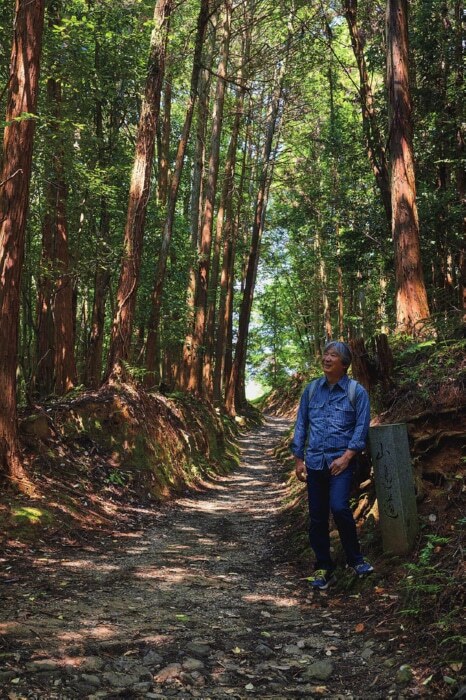 檜原神社から大神神社まで、杉林に囲まれた山道を歩く。途中、「山辺の道」の石塔前でひと休み。