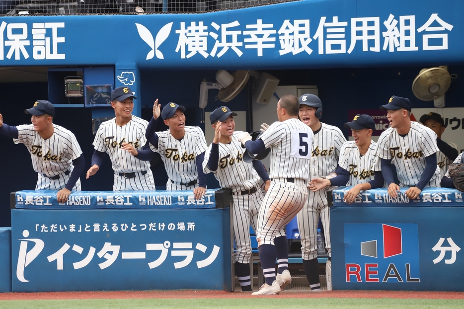 得点をあげて喜ぶ東海大相模ナイン