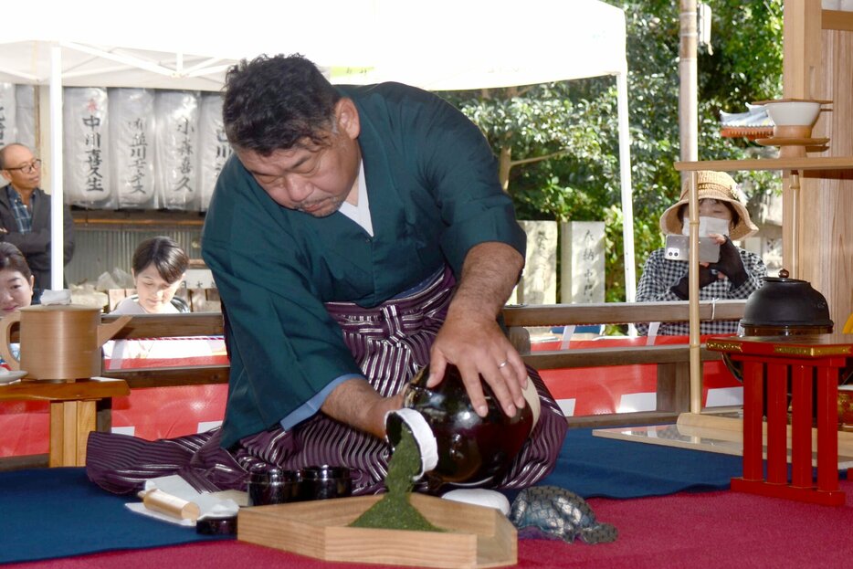 「口切の儀」で新茶を茶つぼから出す吉田さん（城陽市富野・荒見神社）