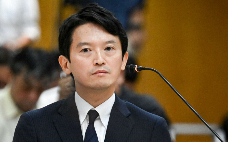 兵庫県議会調査特別委員会で証人尋問に応じる斎藤元彦知事＝神戸市中央区で2024年9月6日午後3時31分（代表撮影）