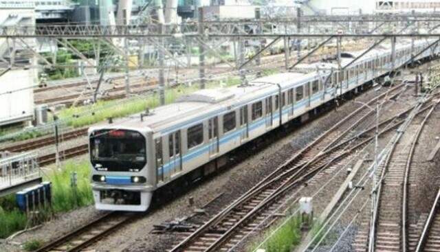 池袋駅へ進入する埼京線電車。車両は 東京臨海高速鉄道の70-000形