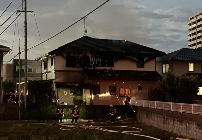 燃えて煙を上げる民家＝11日午前5時43分、倉敷市玉島長尾