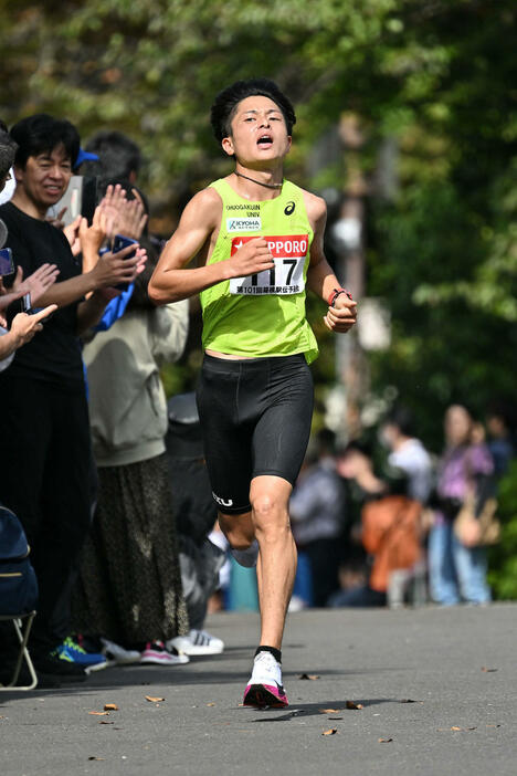 ゴール手前を日本人トップで通過する中央学院大・吉田（撮影・滝沢徹郎）