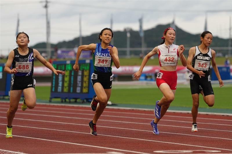 U16女子100mに12秒07で優勝を飾った林捺愛（小俣中3三重、右から2人目）。中学記録保持者・三好美羽（左端）は3位