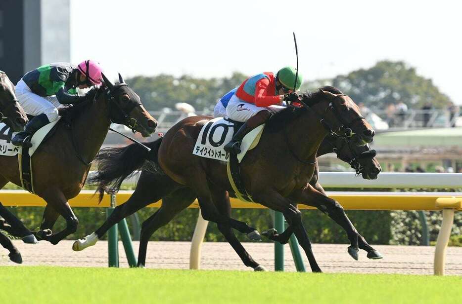 直線で力強く追い込んで接戦を制したテイクイットオール＝13日、東京競馬場（撮影・奈良武）