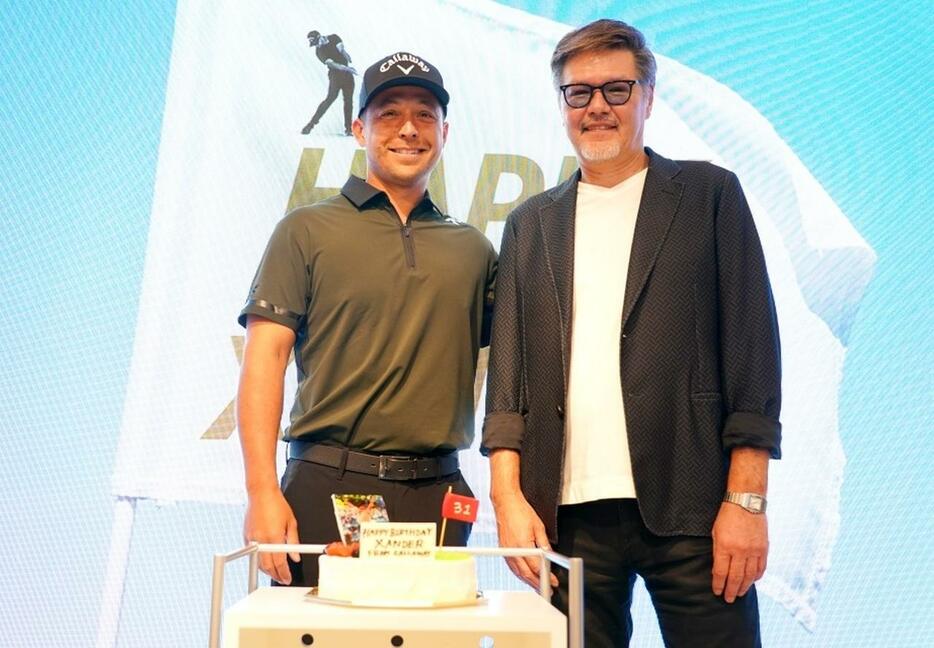 10月25日に31歳の誕生日を迎えるシャウフェレに、特製バースデイケーキと2本のパターがボーズマン・アレックス・ミッチェル代表取締役から贈られた