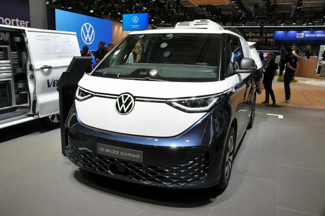 自動車展示会の会場に並ぶ独フォルクスワーゲンの電気自動車（EV）シリーズ「ID」のバン=2024年9月16日、ドイツ北部ハノーバー、寺西和男撮影