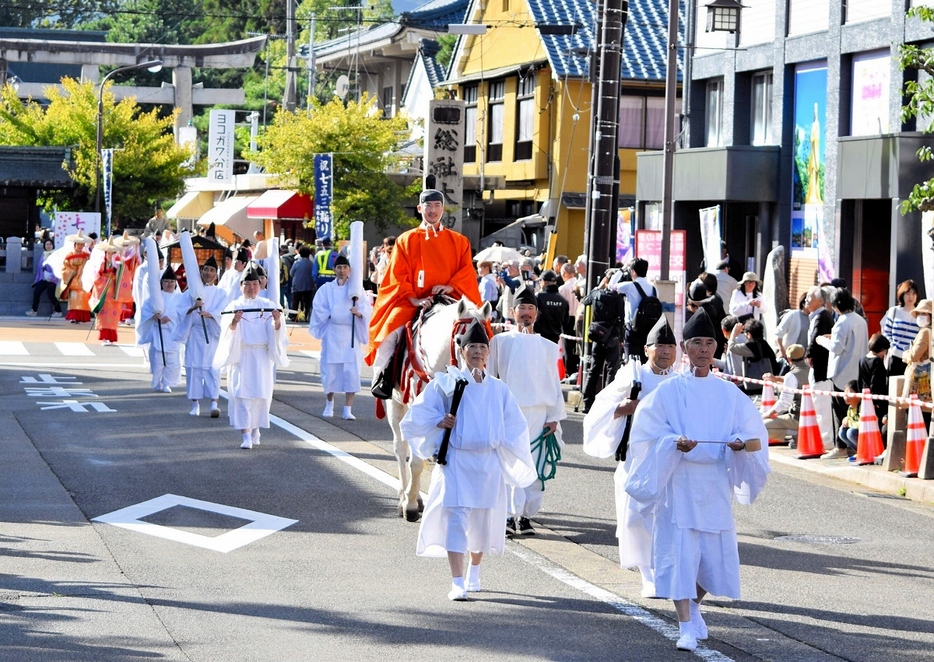 藤原為時役の見延選手（中央）や紫式部らにふんした市民が越前市街地を練り歩いた国司行列＝10月20日、同市幸町