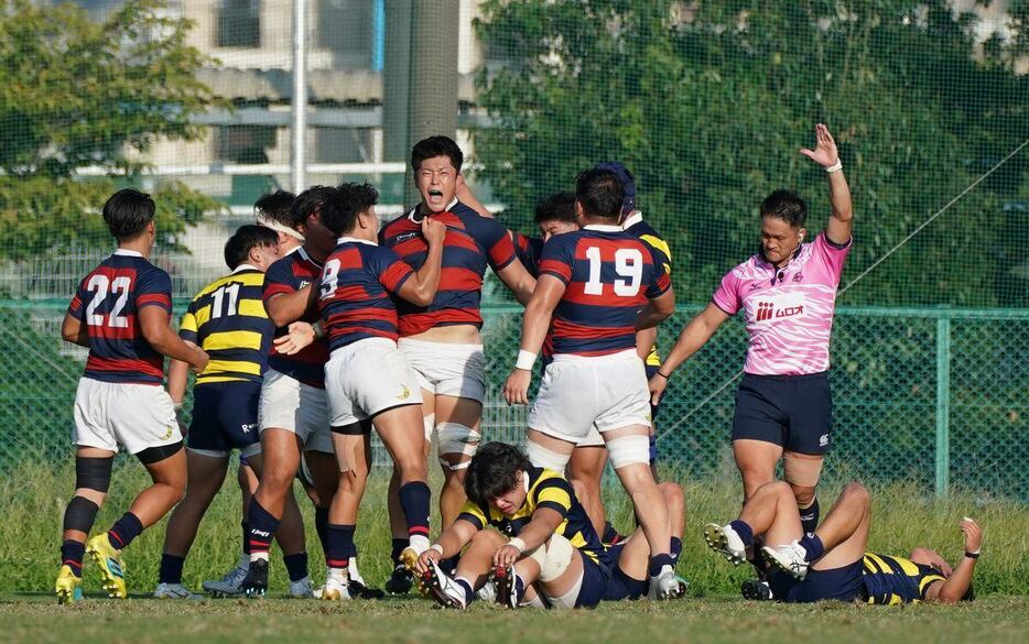 後半、逆転トライの関西学院・小林典大＝花園ラグビー場（撮影・榎本雅弘）