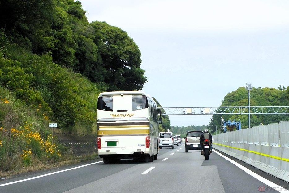 ガス欠を防ぐ為には一般道、高速道路問わず、航続可能距離がおよそ半分以下になった時点で給油をしておくと安心